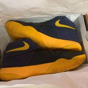 Nike Kyrie 2 Cavs 8.5 Men